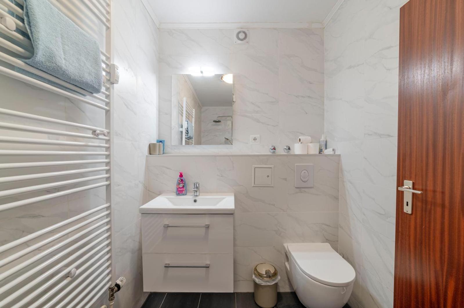 Schöne, Möblierte Mit Balkon Und Tiefgarage Apartment *